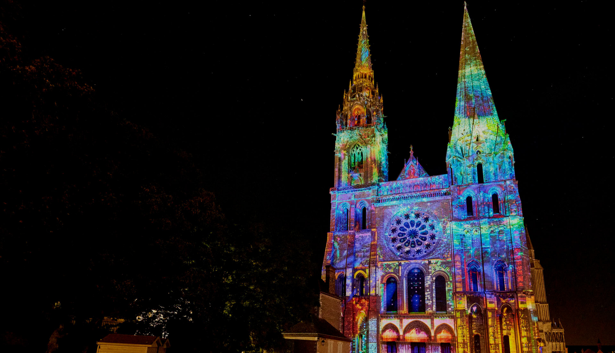 BLEU – miroir des Hommes et du Ciel - Portail royal de la cathédrale BLEU – miroir des Hommes et du Ciel - Portail royal de la cathédrale