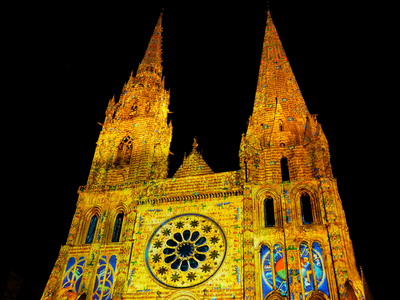 Nef de lumière - scénographie des Spectaculaires, allumeurs d’images - Portail Royal de la cathédrale