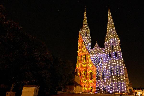 BLEU – miroir des Hommes et du Ciel - Portail royal de la cathédrale BLEU – miroir des Hommes et du Ciel - Portail royal de la cathédrale
